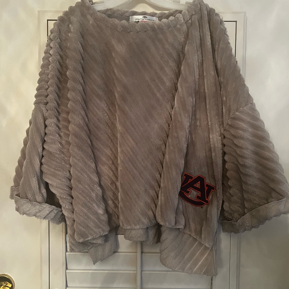 Gray Poncho Sleeves TOP with AUBURN LOGO